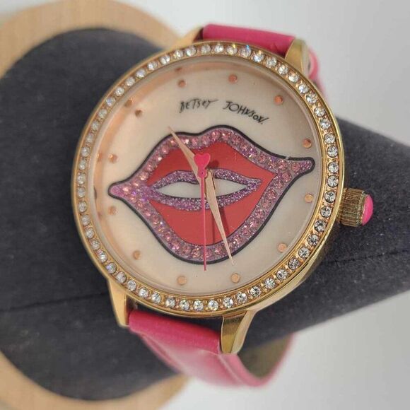 Betsey Johnson Mother of Pearl Lips watch with Pink Leather Band NWOT! WORKS! - Picture 1 of 9